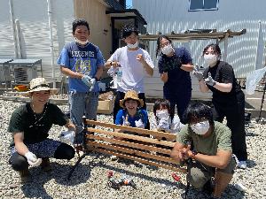ベンチを直した後の参加者の集合写真