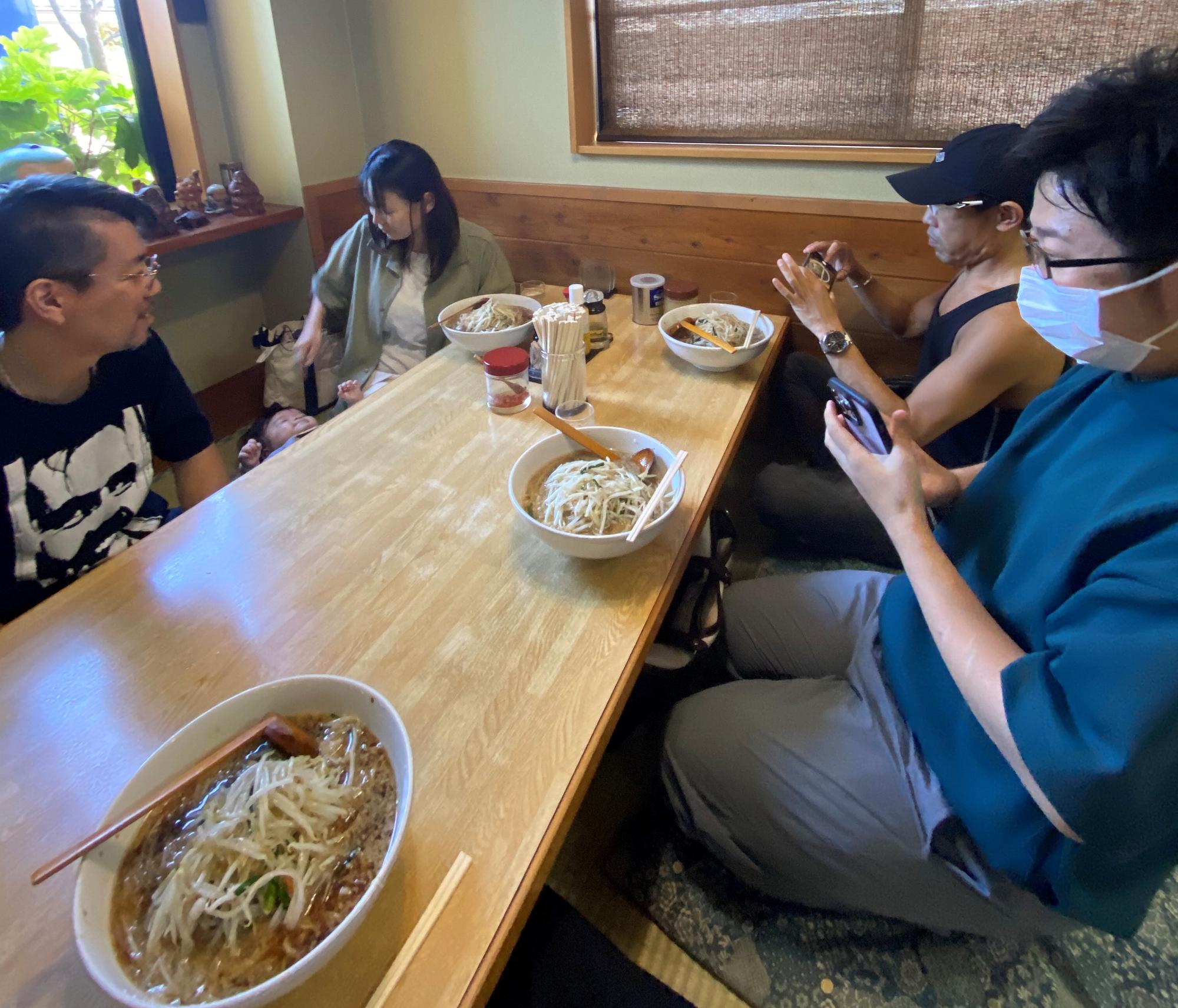 ラーメンを食べている様子