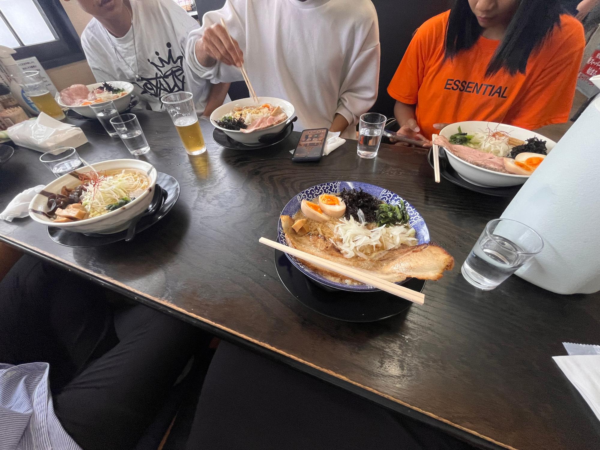 ラーメン食べている様子