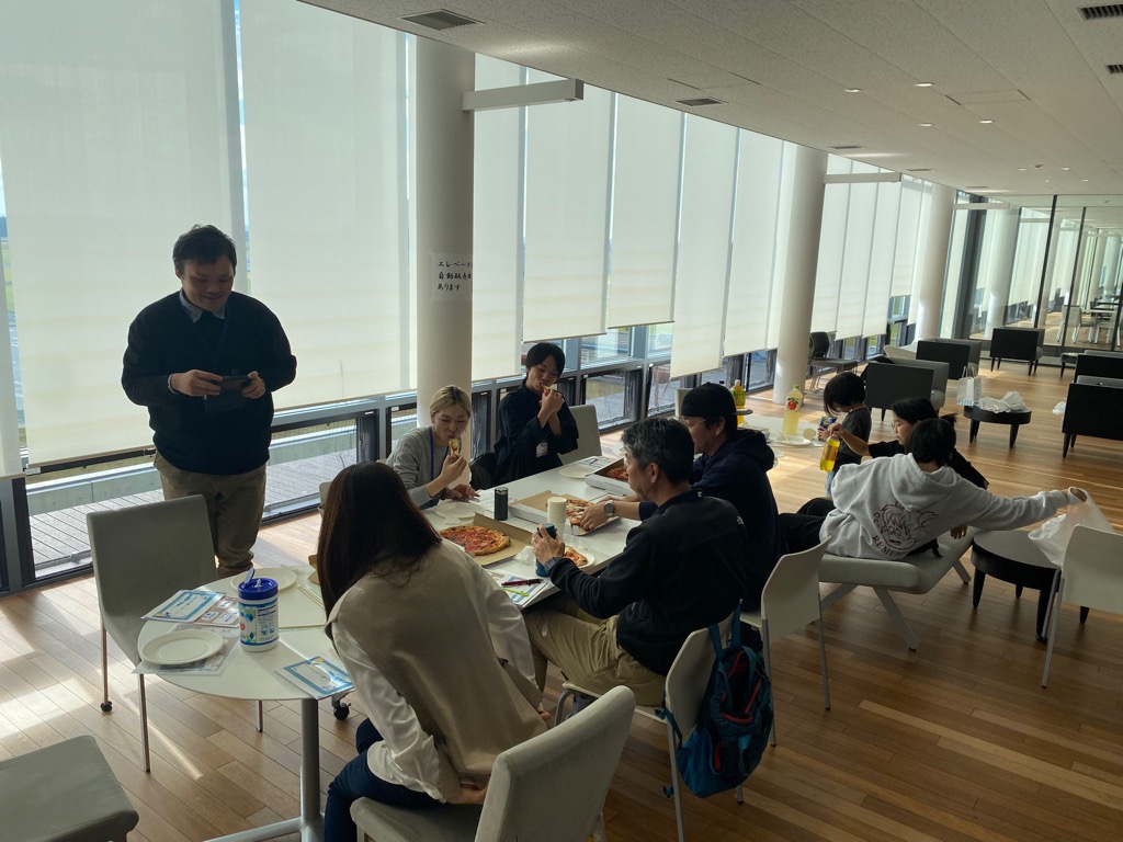 みんなでピザを食べながら冬の楽しみ方を話し合い中