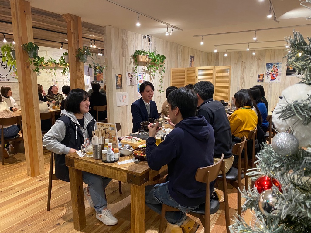 お料理をいただきながら交流中