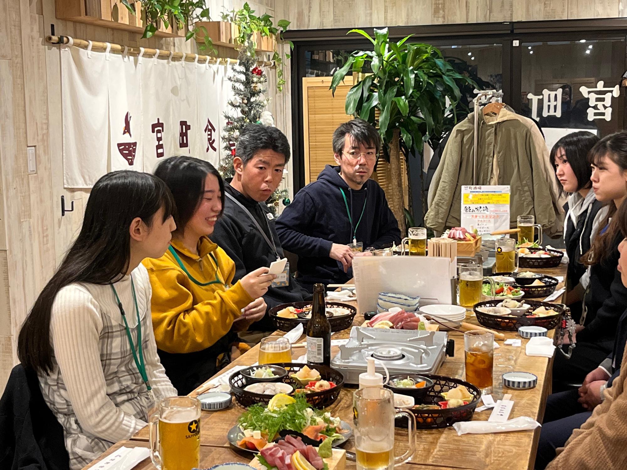 お仕事の話で盛り上がるメンバー達