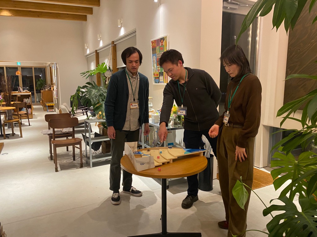 サイコロを使って遊ぶゲームに夢中の参加者たち