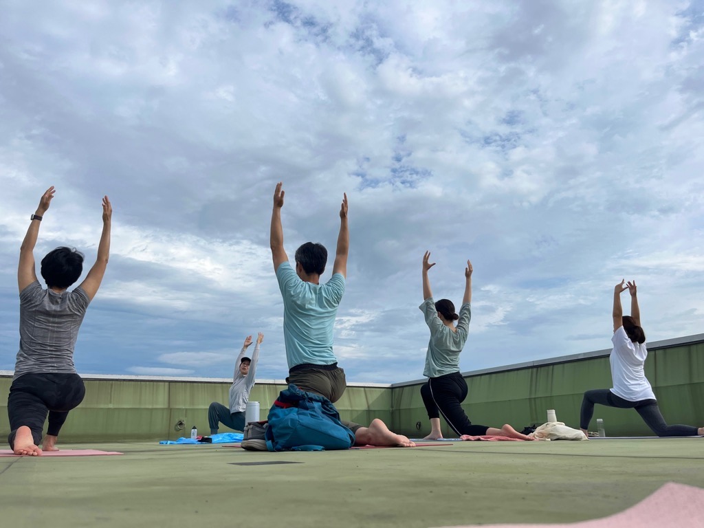 三日月のポーズをしている