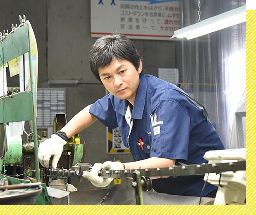 青い作業着を着た男性が作業をする様子が写った画像