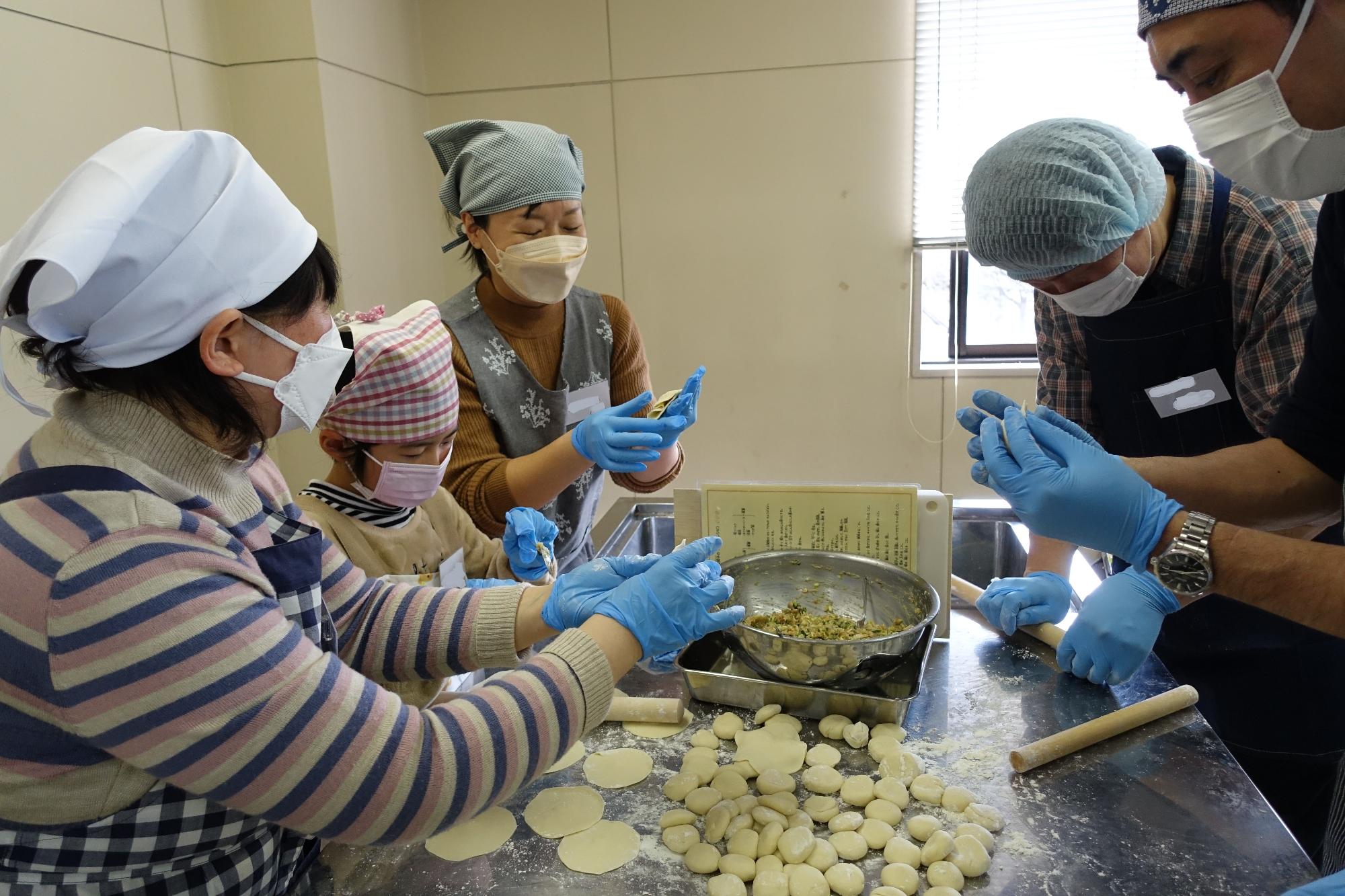 餃子の皮で餡を包んでいる様子