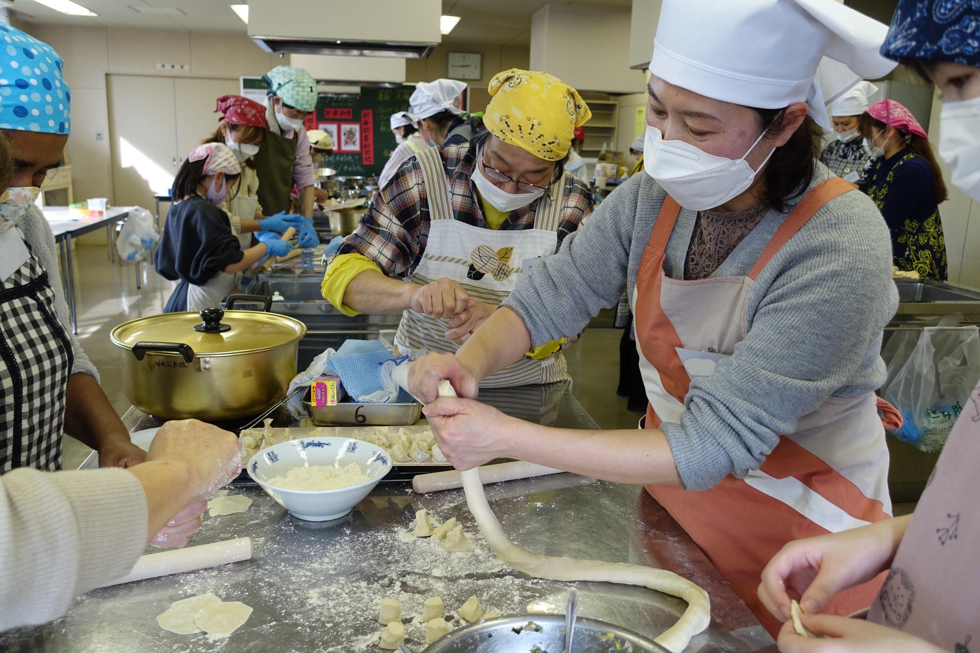 餃子の皮をこねている様子