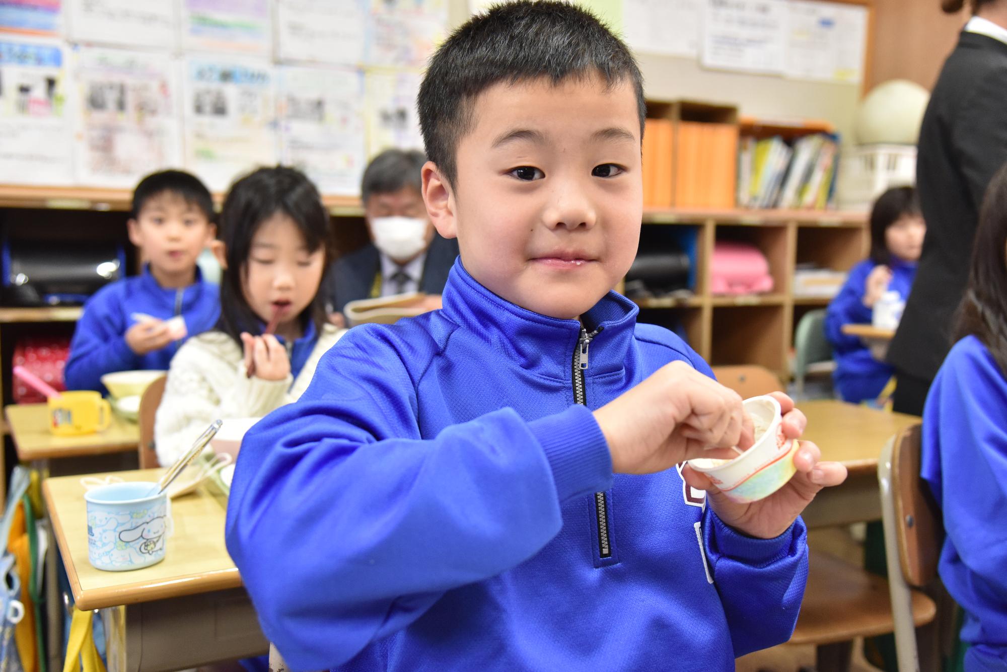 給食を楽しむ様子