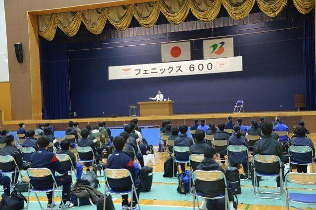 講演する平野さん