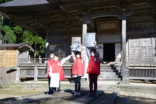 ガイドする小学生