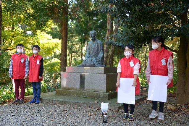 ガイドする小学生