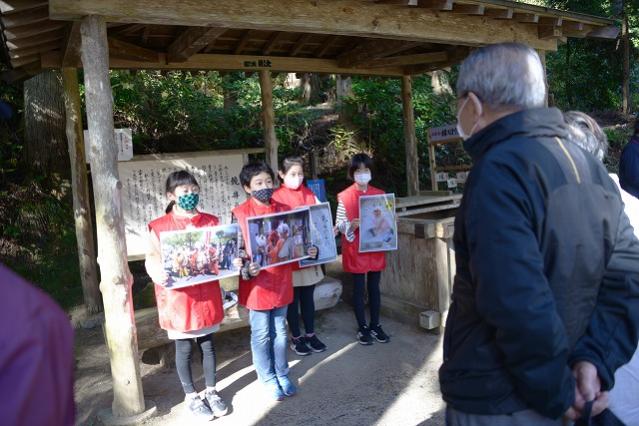 ガイドする小学生の様子