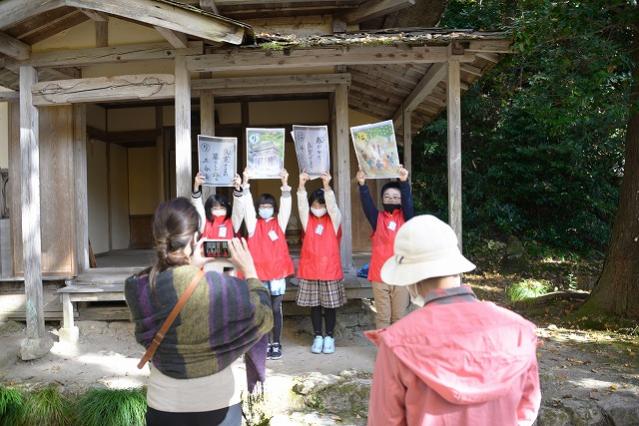 ガイドする小学生