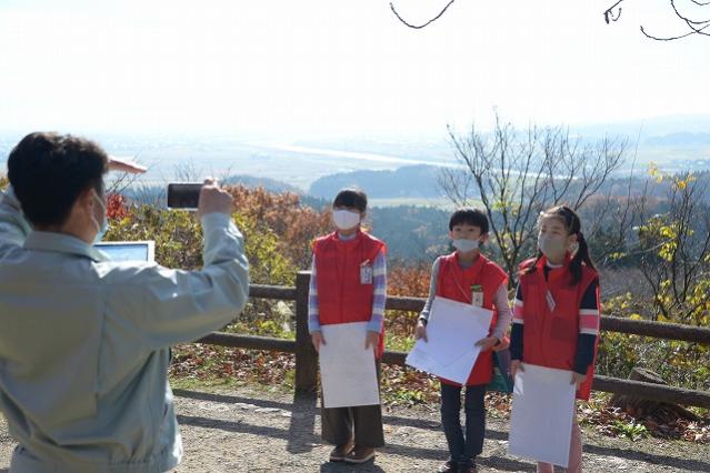 ガイドする小学生