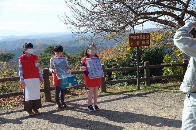 ガイドする小学生