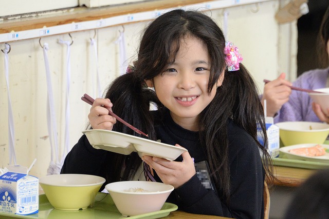 給食を食べる子どもの写真