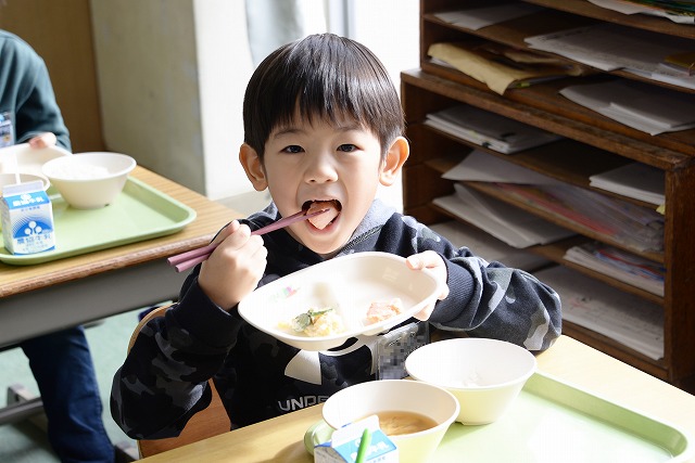 給食を食べる子どもの写真