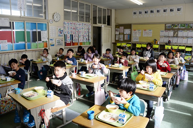 給食を食べる子どもの写真