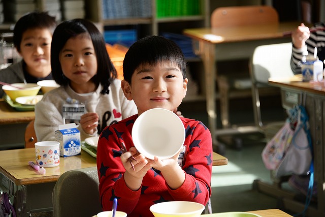 給食を食べる子どもの写真