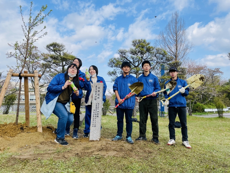 植樹した桜と高校生の集合写真