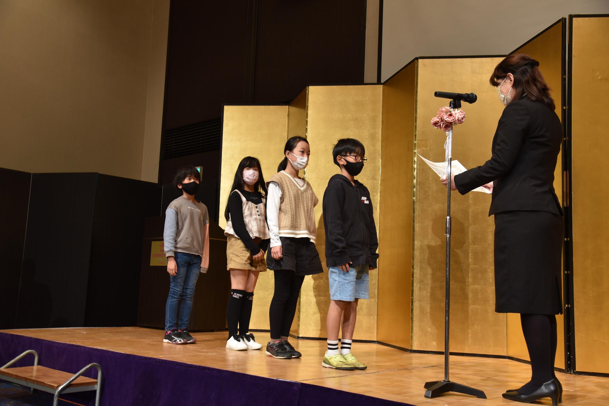 感謝状を受け取る小学生の様子