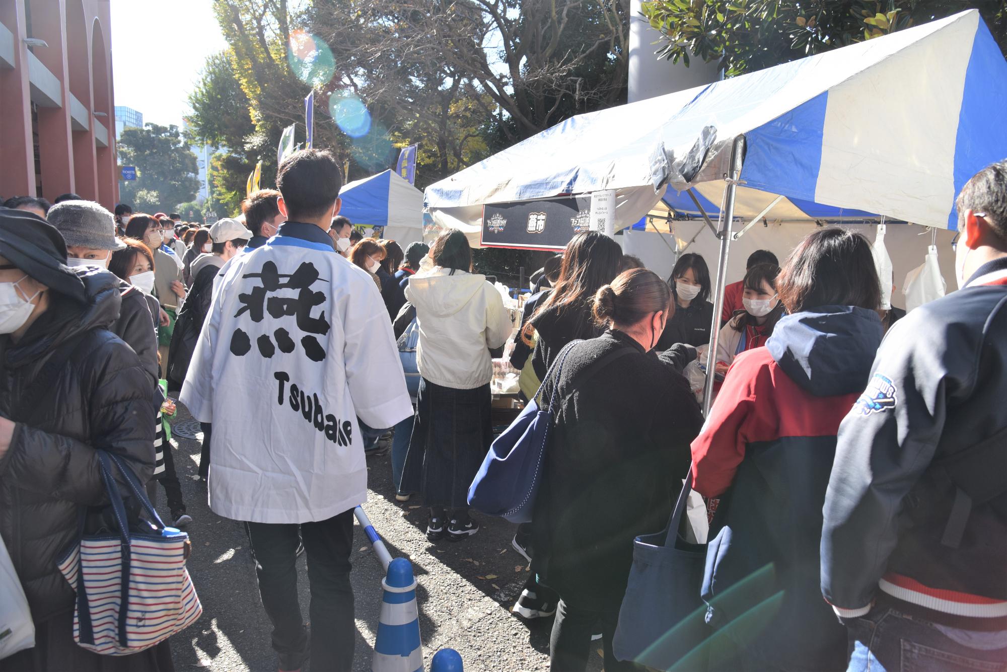 燕ブースに並ぶお客さんの列の様子