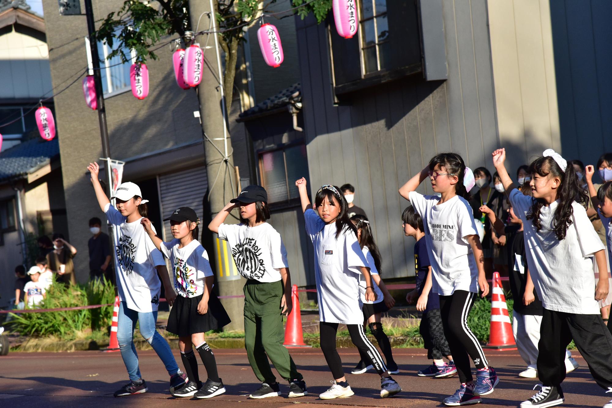 分水まつりのダンス披露