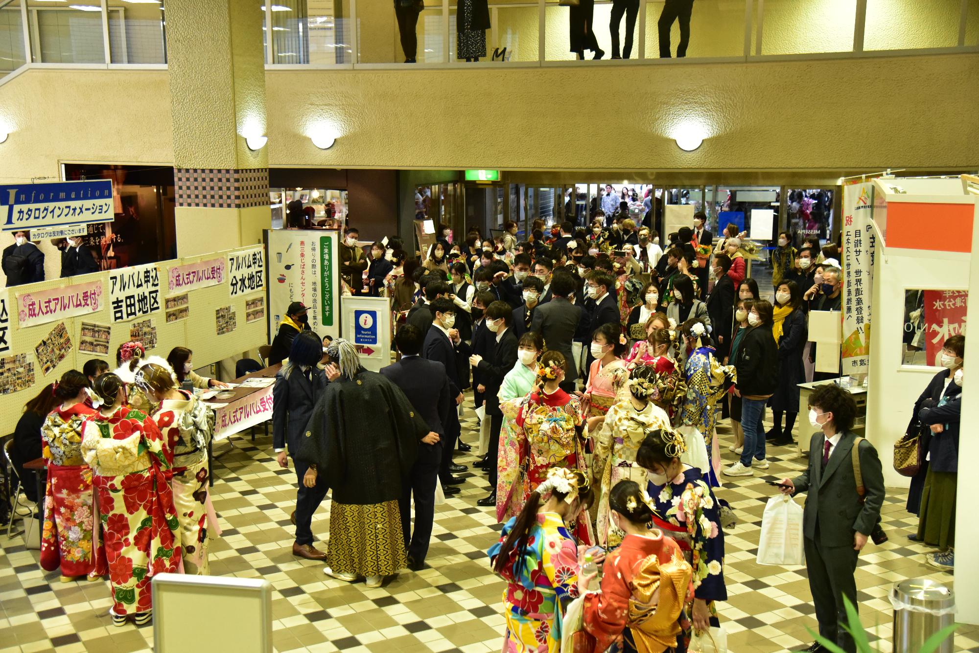 会場外の賑わっている様子