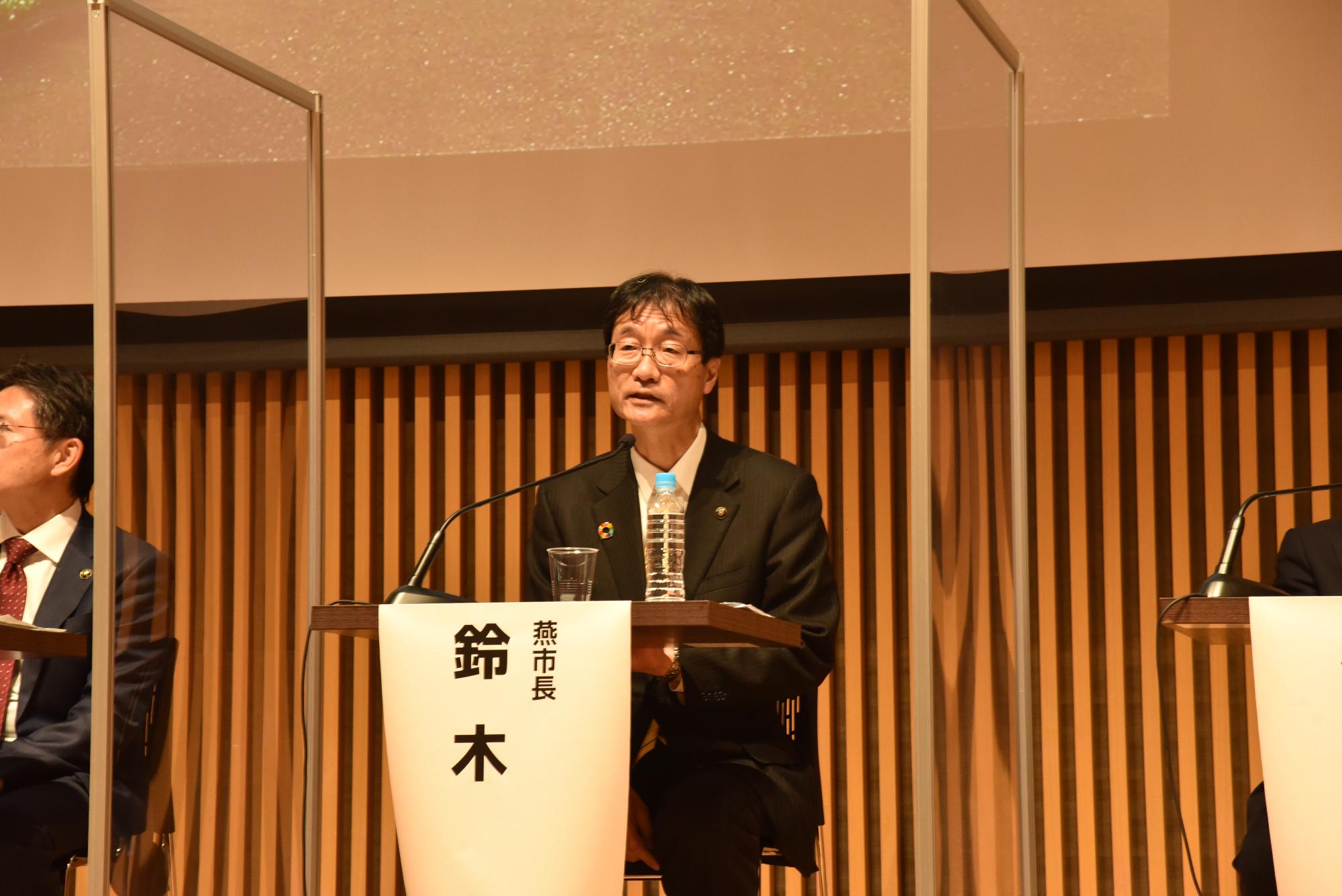 事例発表する鈴木市長