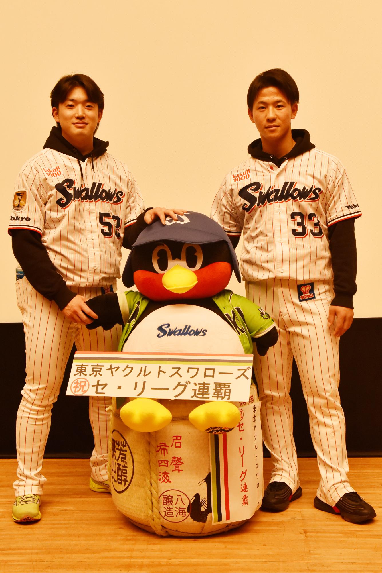 選手2人とつば九郎の人形で記念撮影