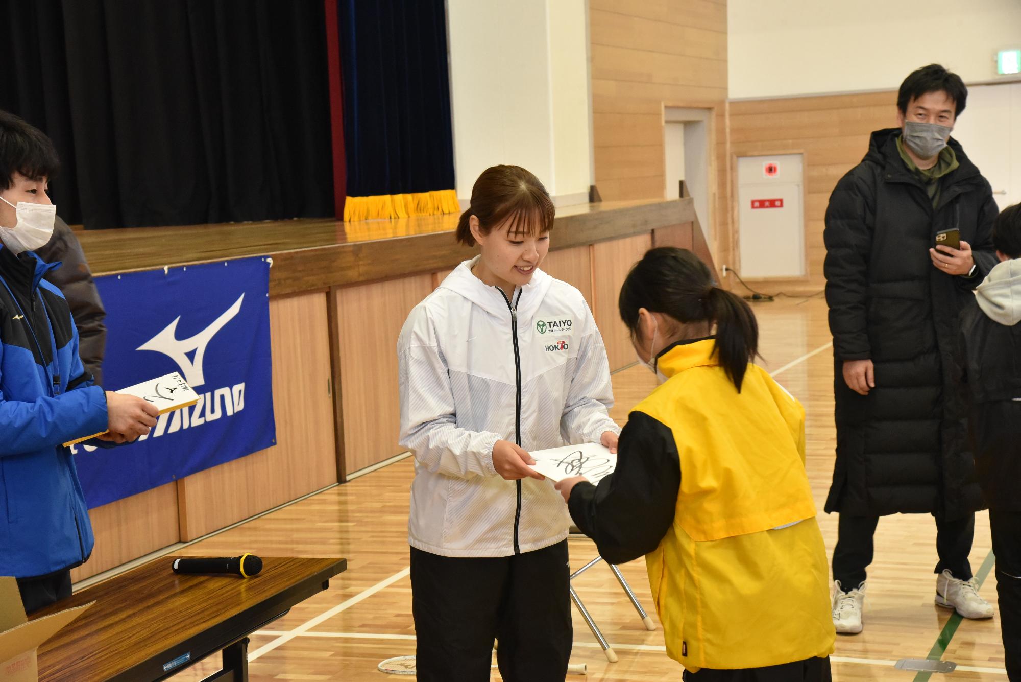 奥原選手のサインプレゼント