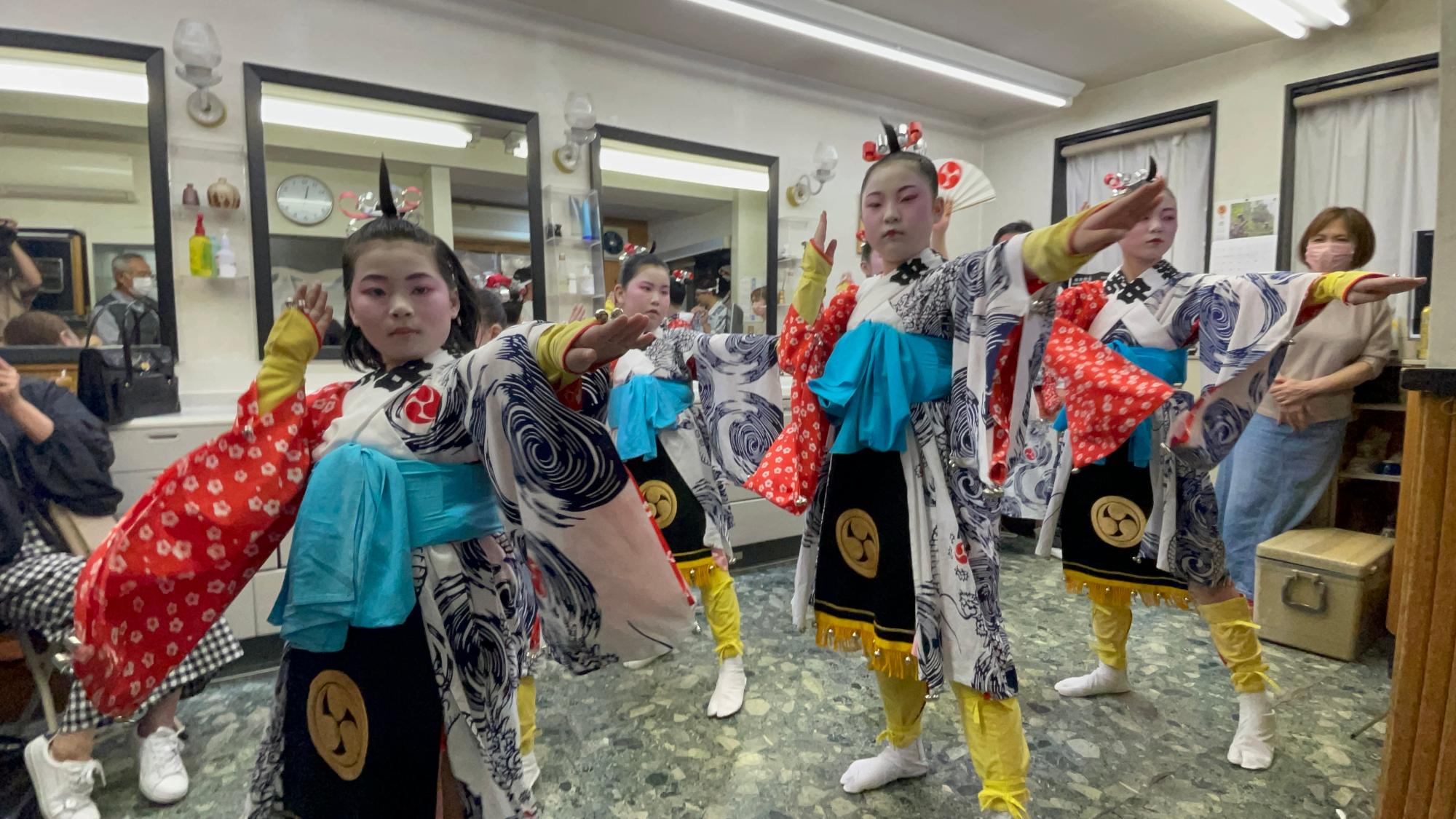 木場小路萬燈の町内門付けの様子