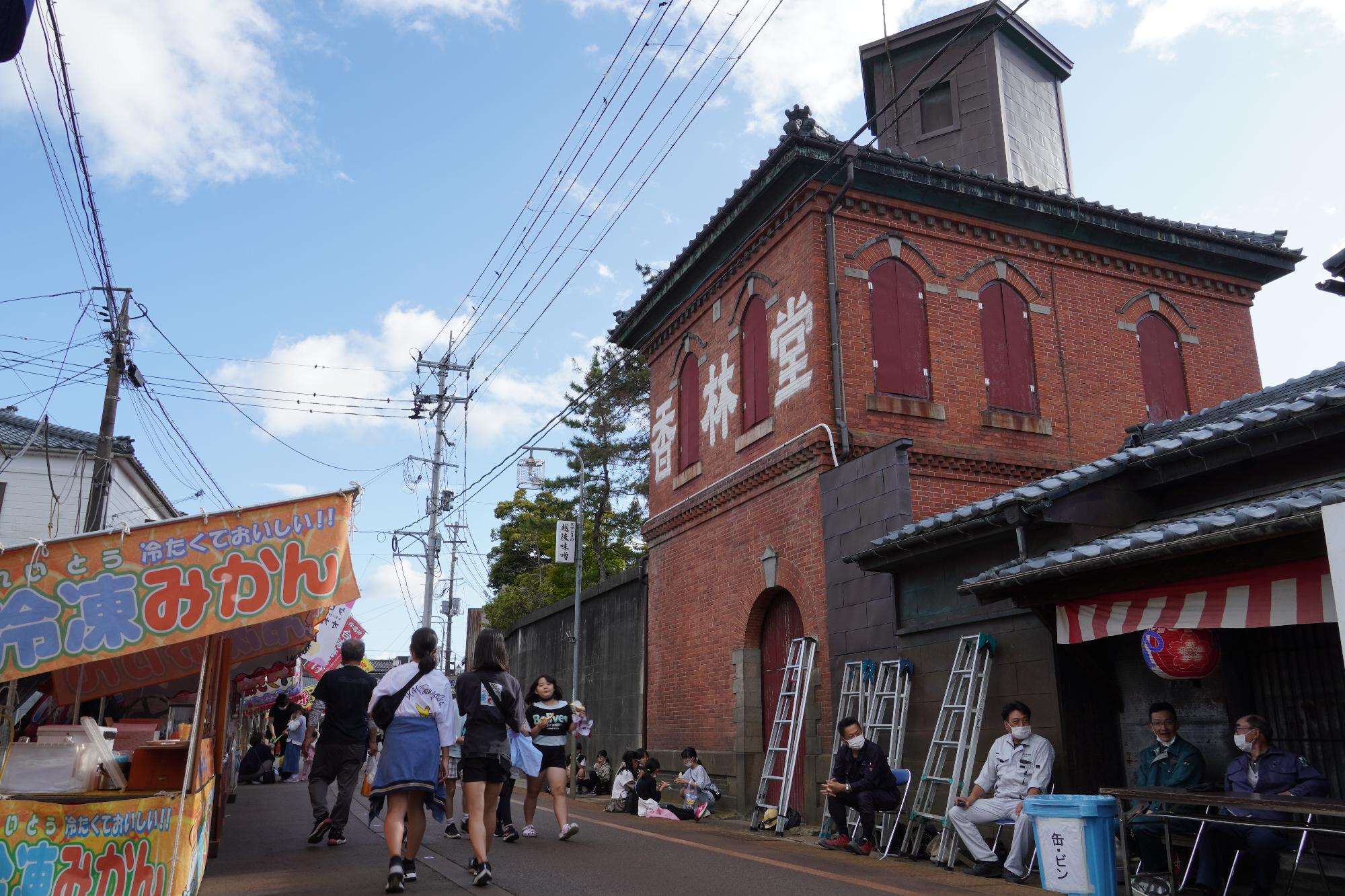 露店と香林堂の建物