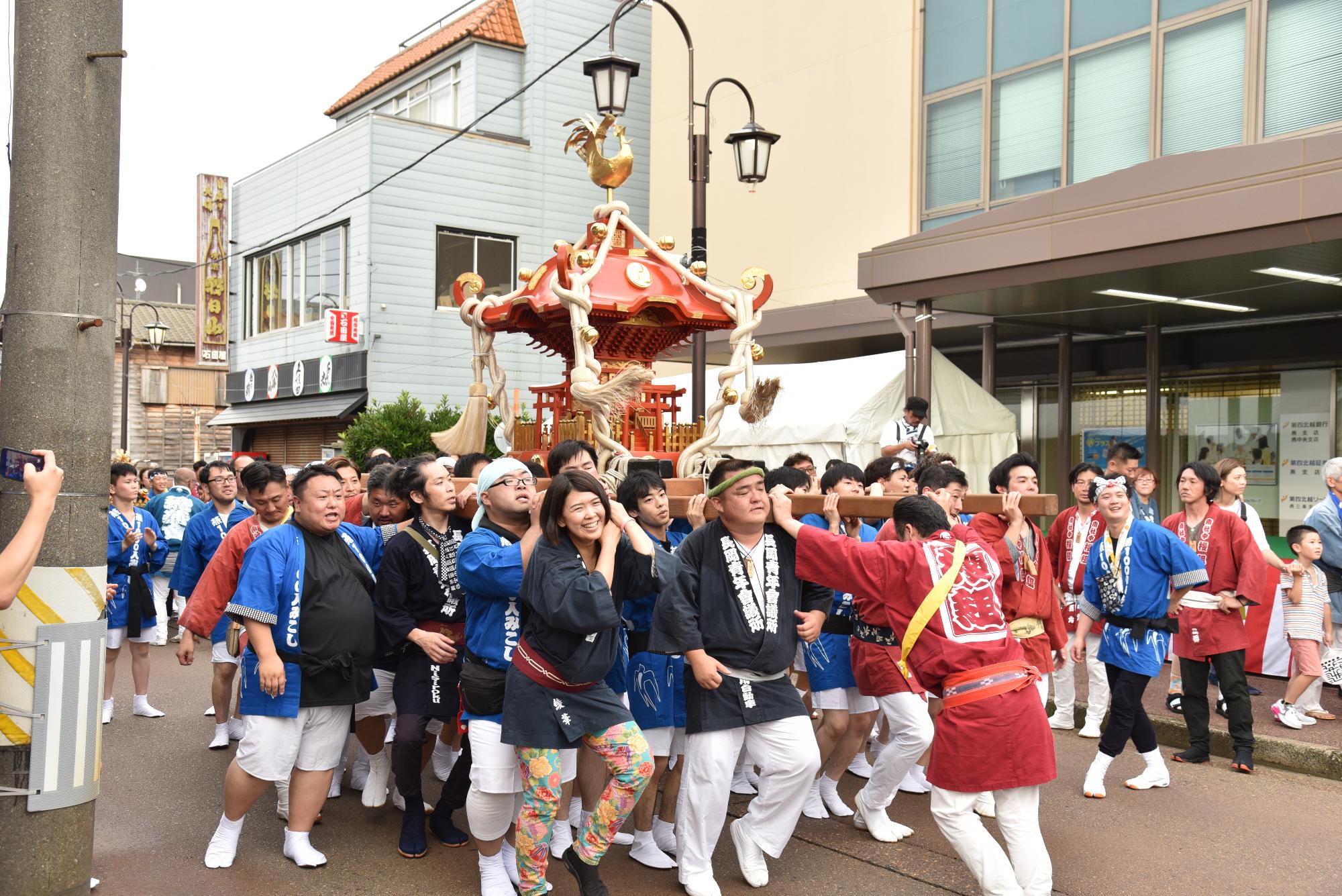 1000人みこし