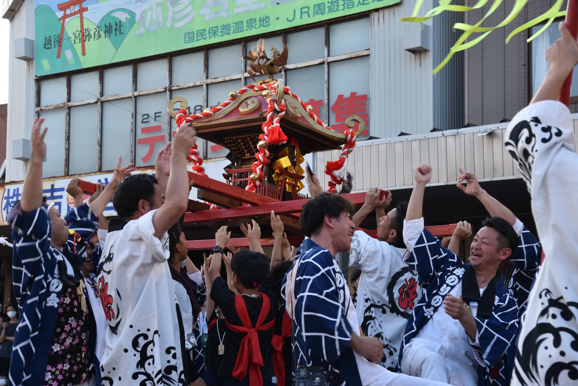 子ども神輿の披露