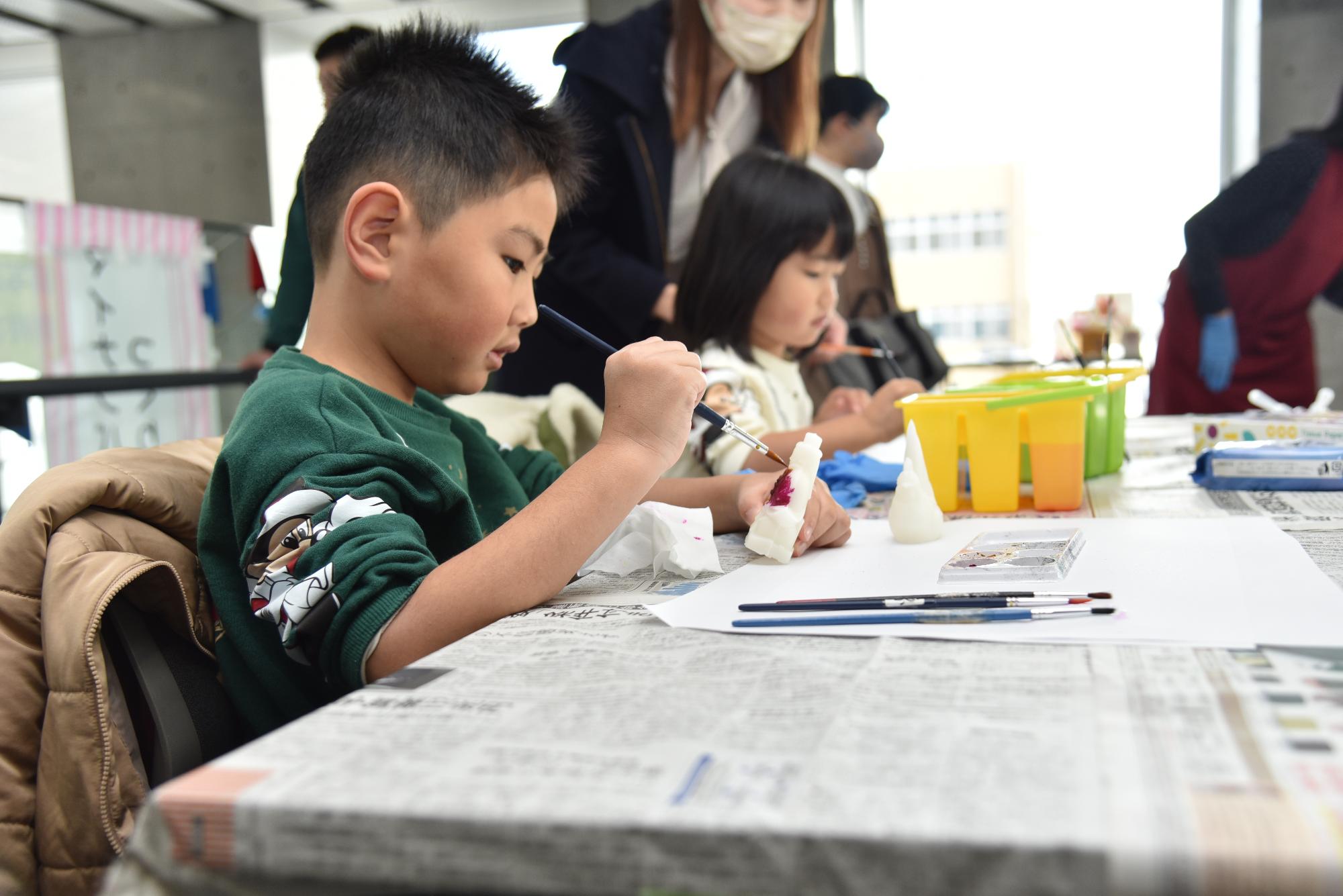 天神講菓子に色付けをする子どもたち