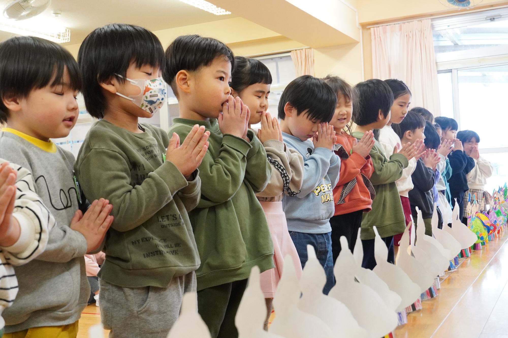 お祈りする子どもたち