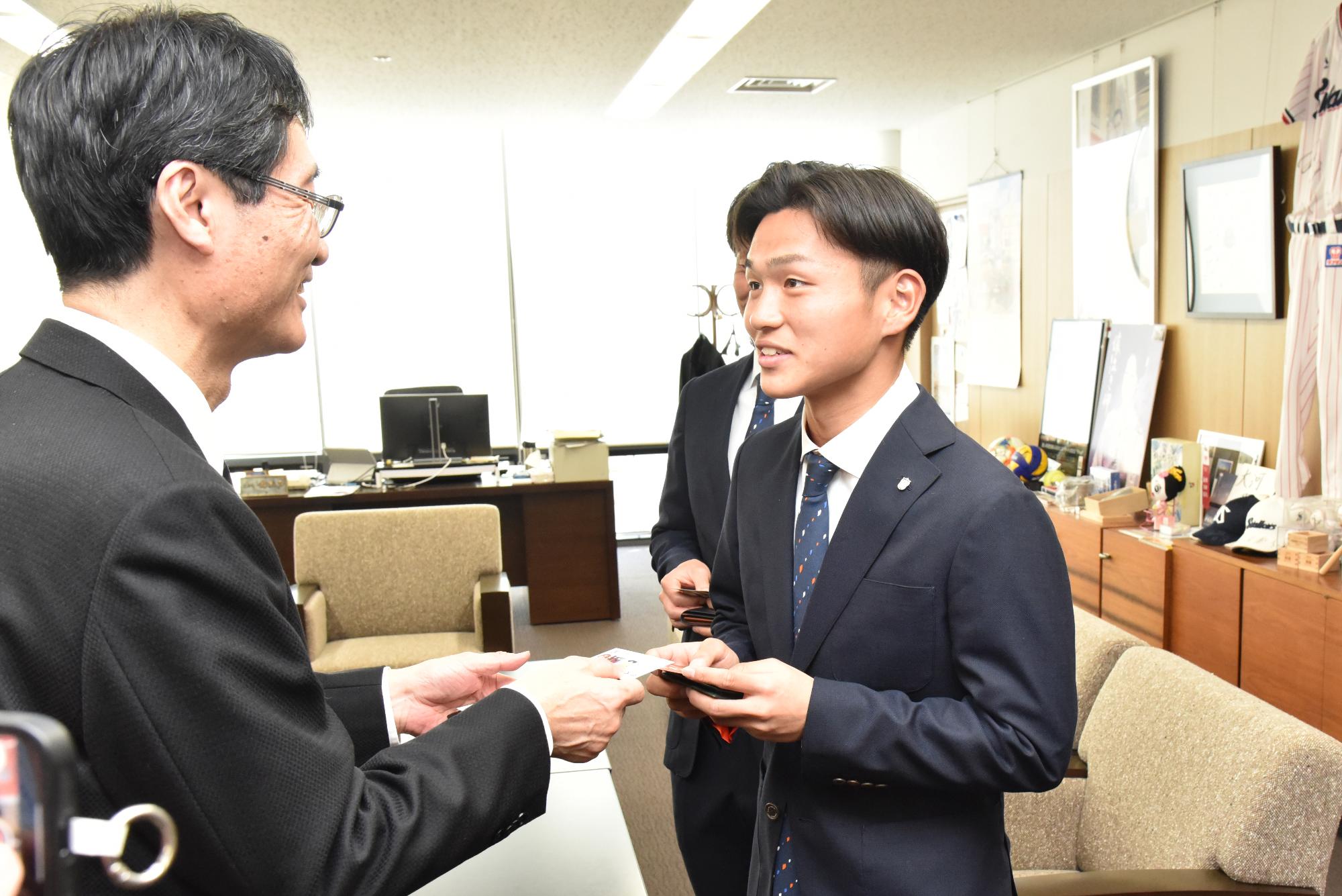 アルビレックス新潟石山選手が鈴木市長と名刺交換