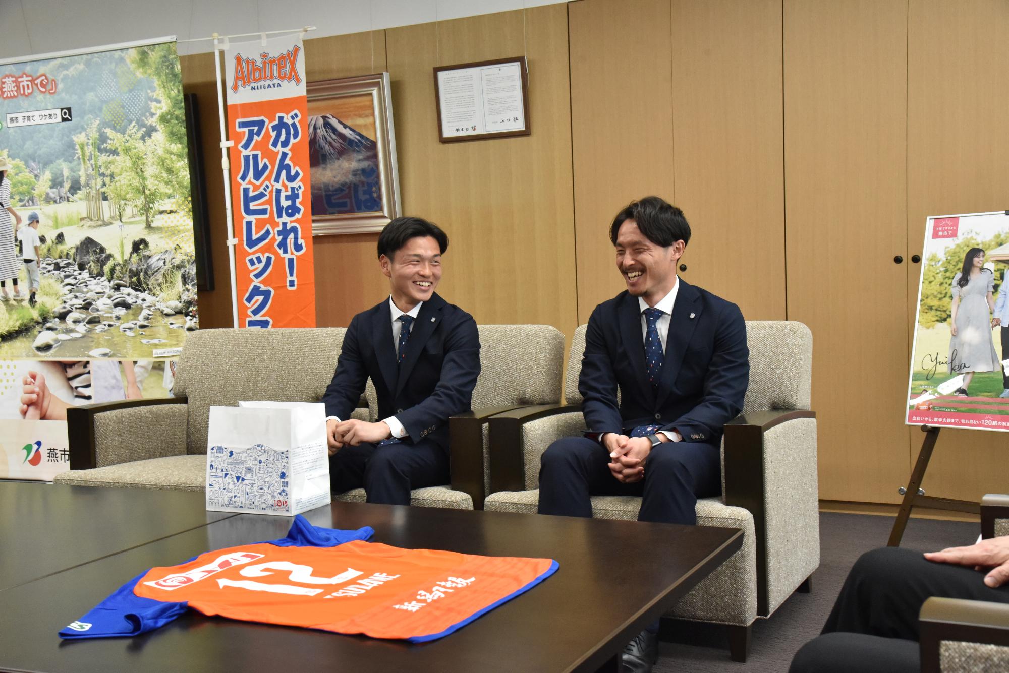 鈴木市長と対談する島田選手と石山選手