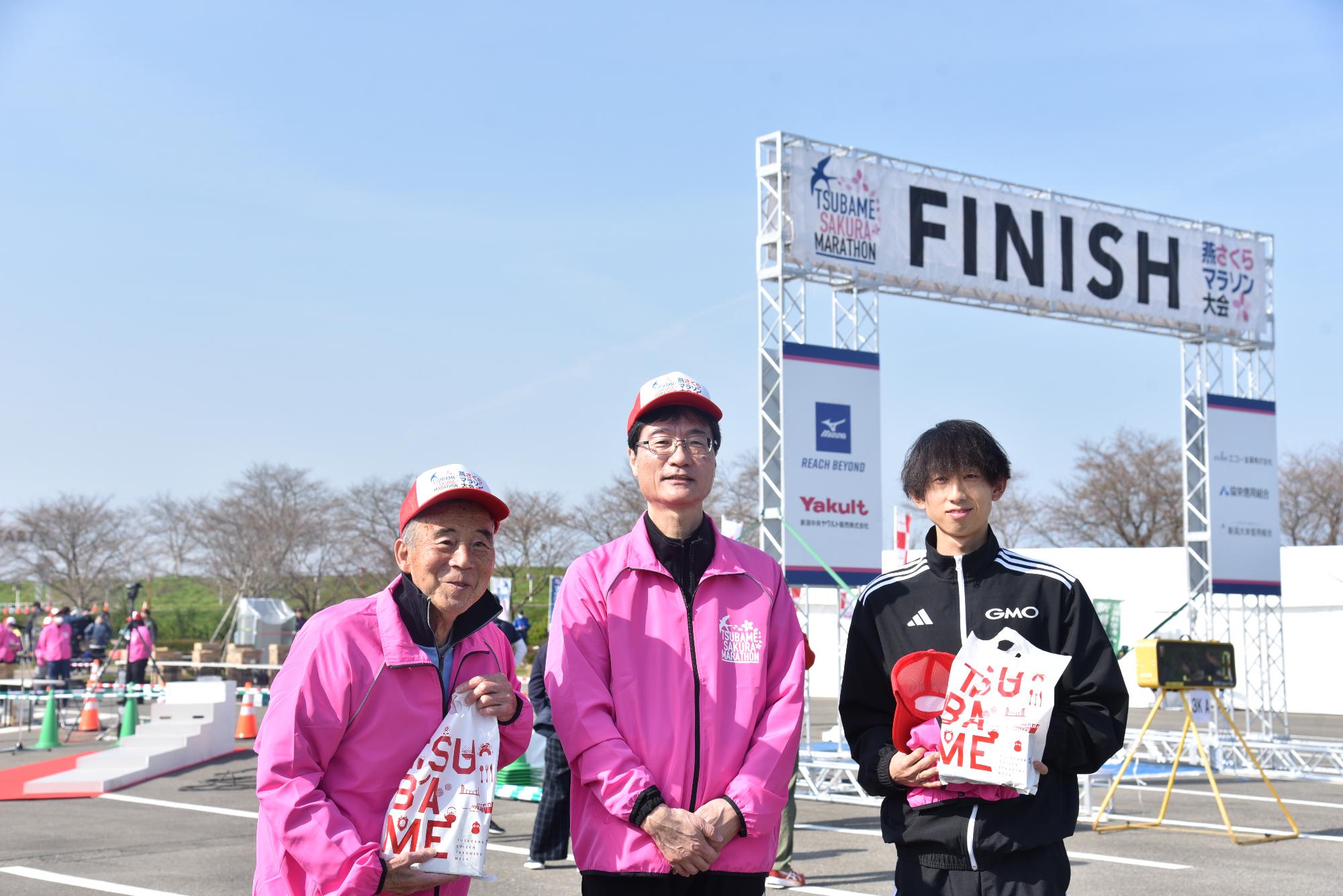 左から宇佐美さん、市長、岸本さん