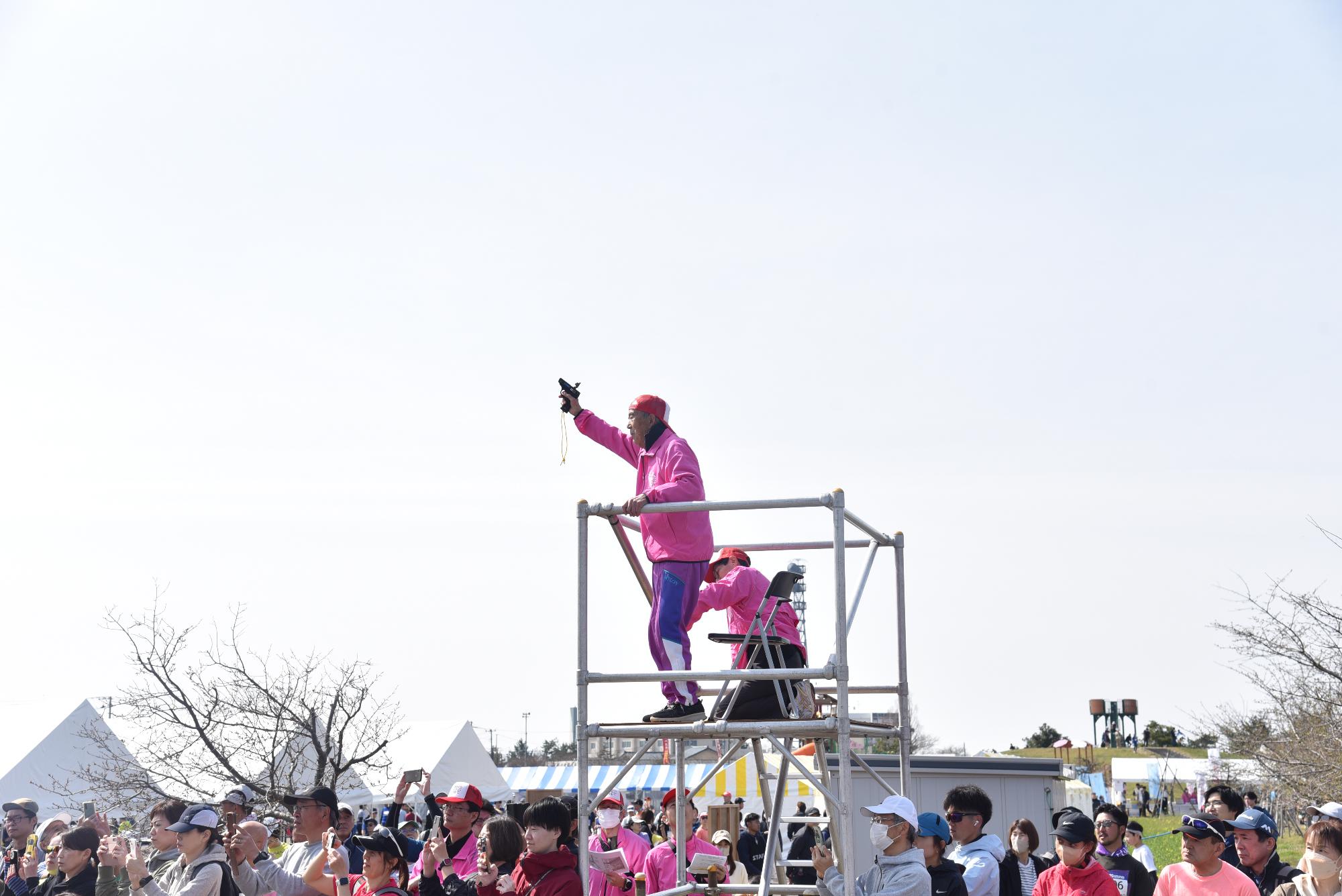 スタートピストルを鳴らす宇佐美さん