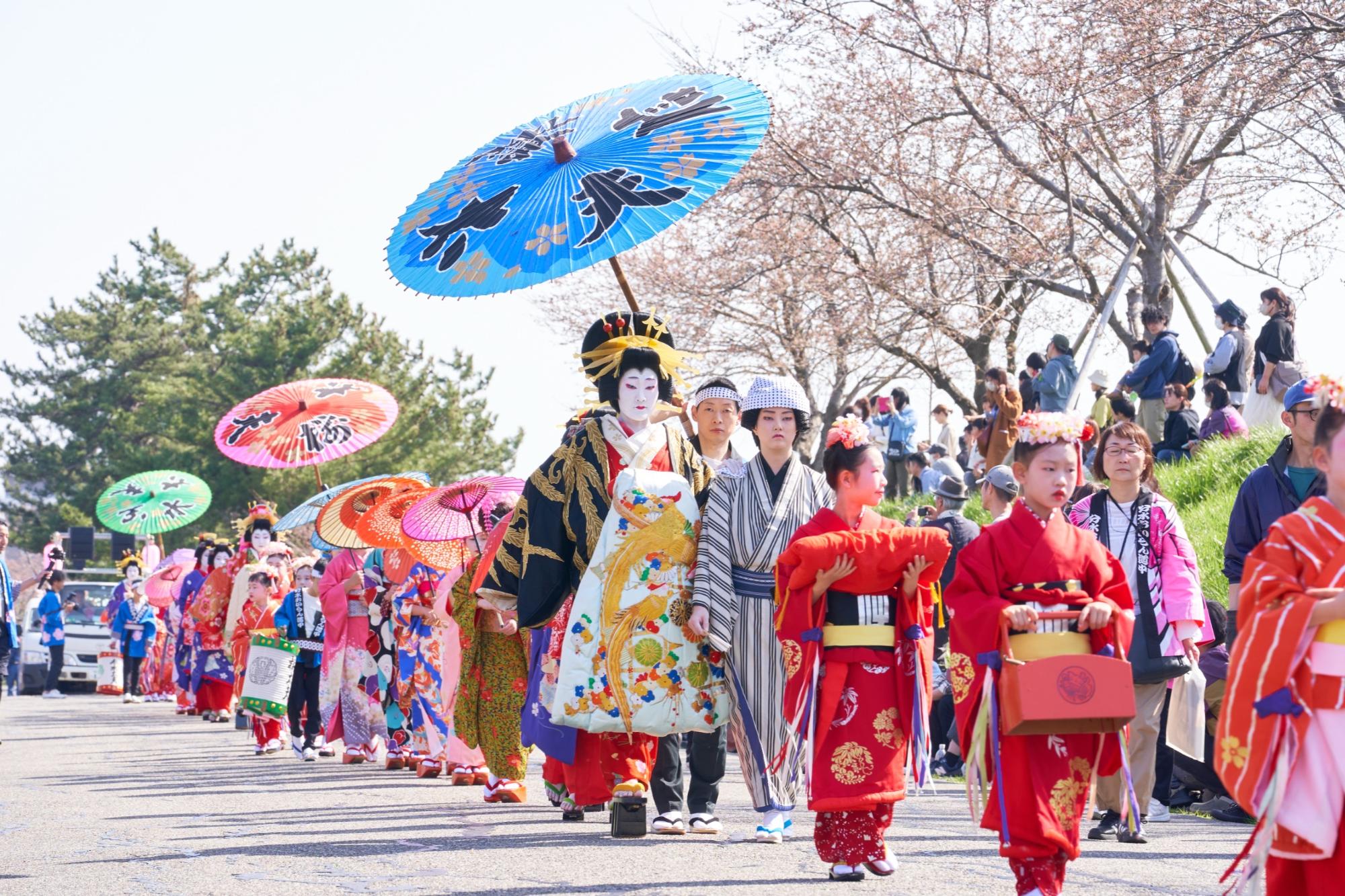 おいらん道中の行列。信濃太夫、桜太夫、分水太夫の順で行列が進んでいます。