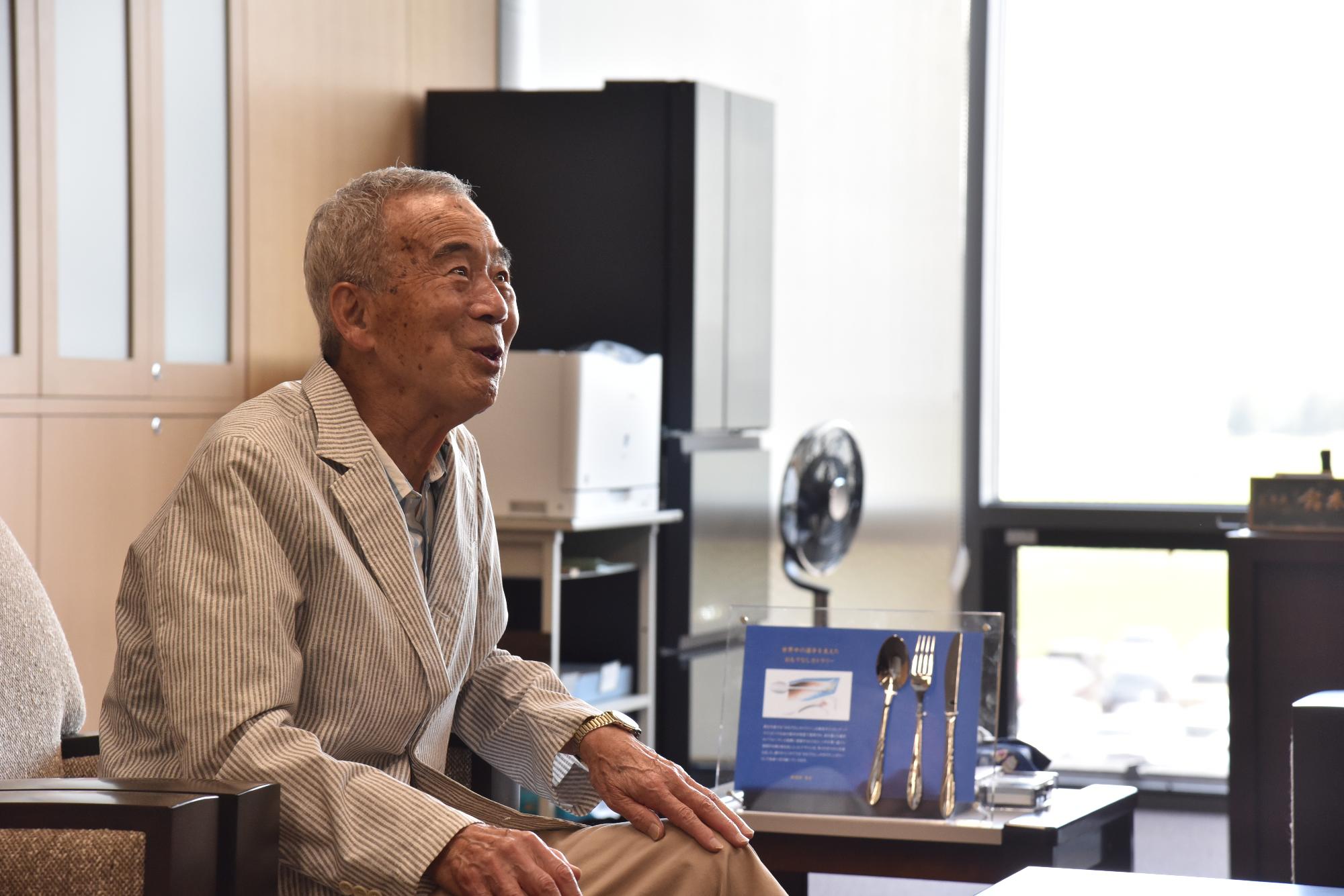 市長と会談する宇佐美さん