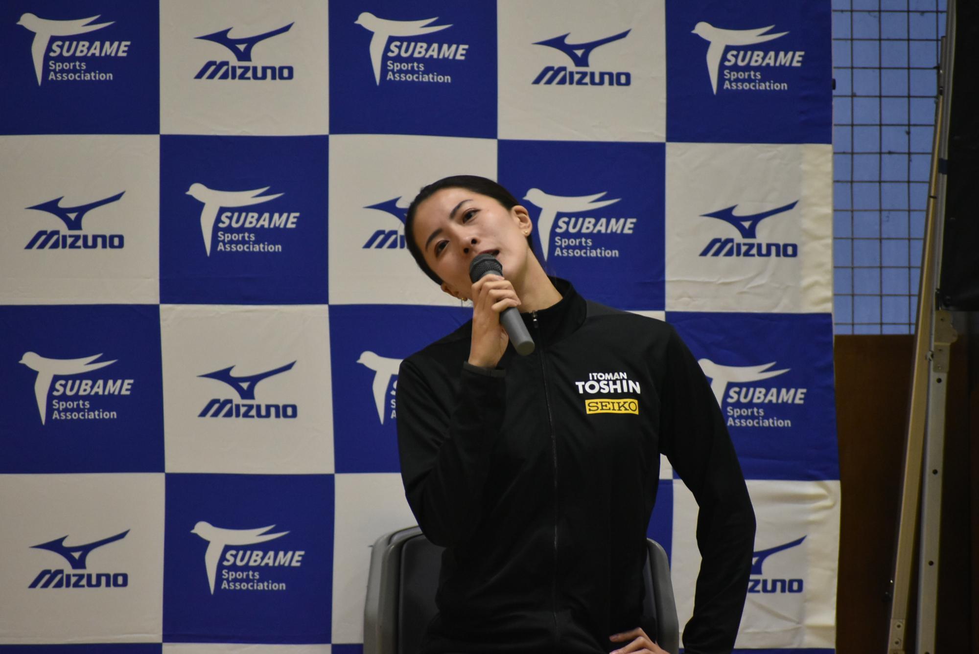 自宅でできる運動を紹介する大橋さん
