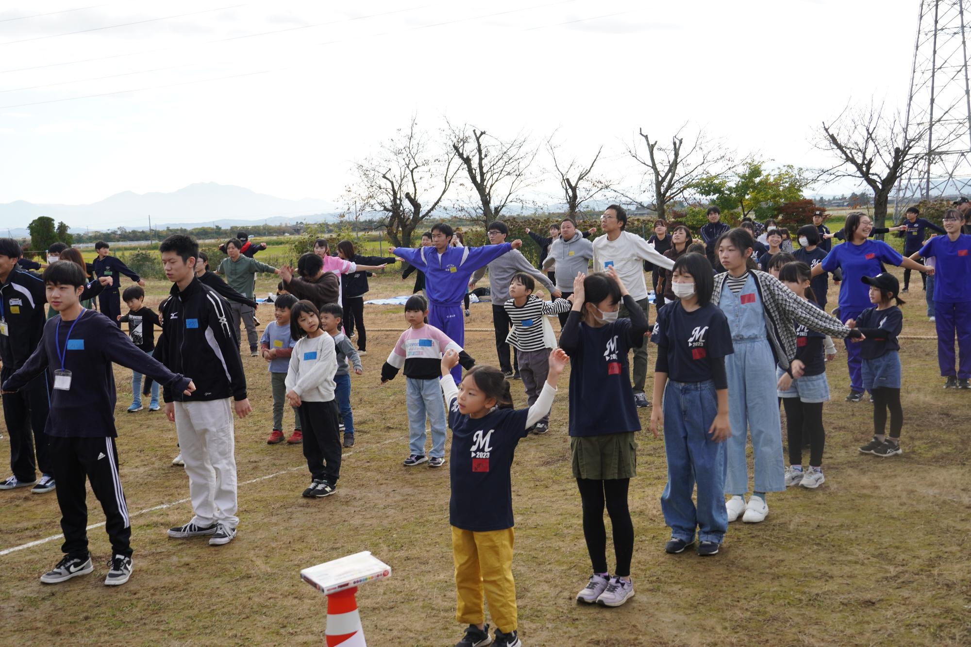 運動会で準備体操をしている参加者