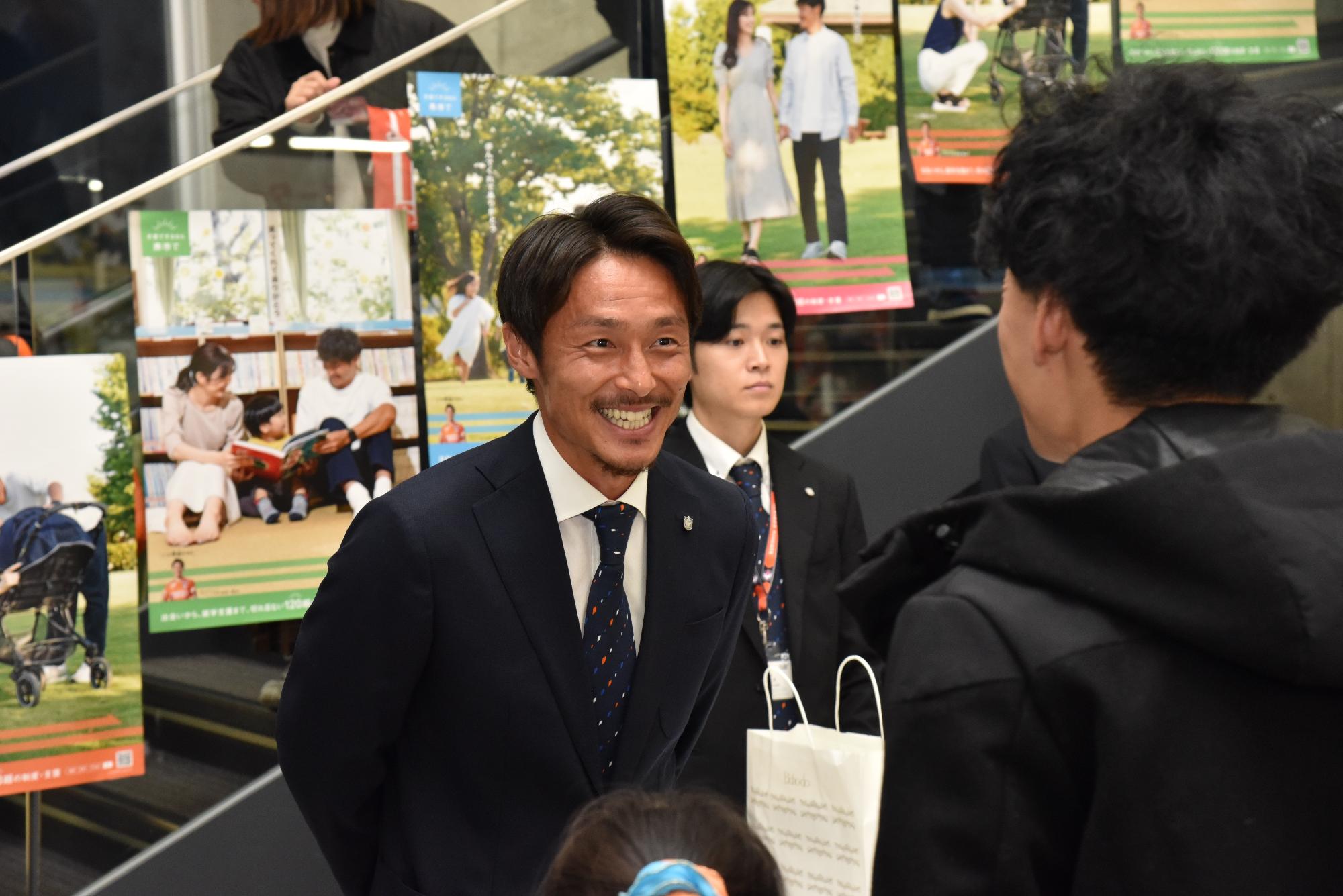 ファンサービスする島田選手