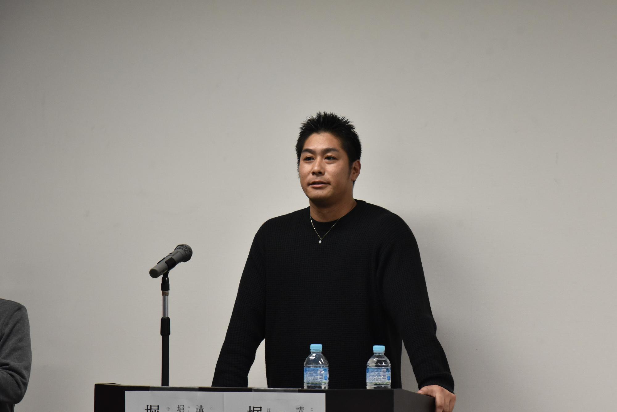 質問に答える堀内謙人さん