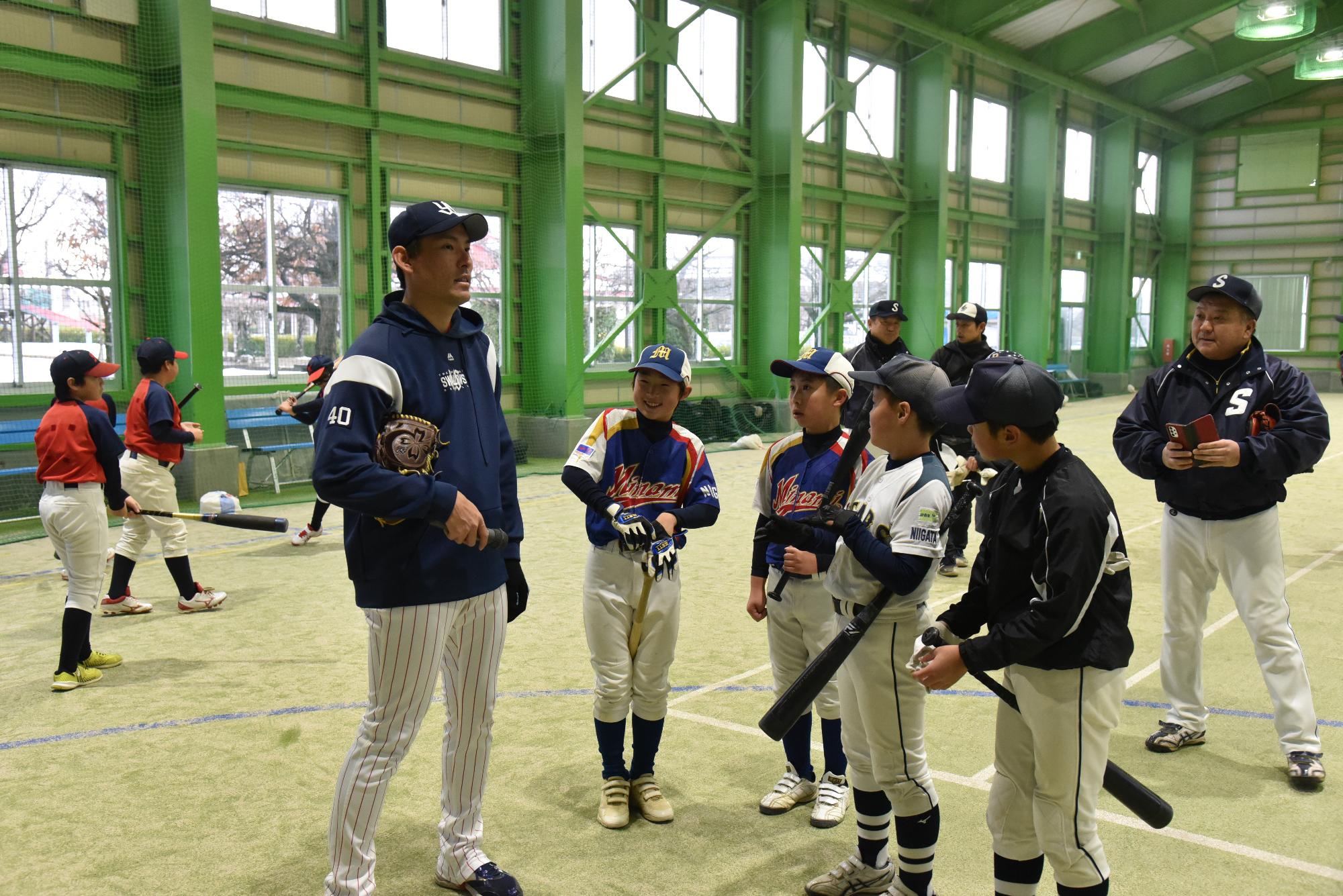 子どもたちと談笑する高梨選手