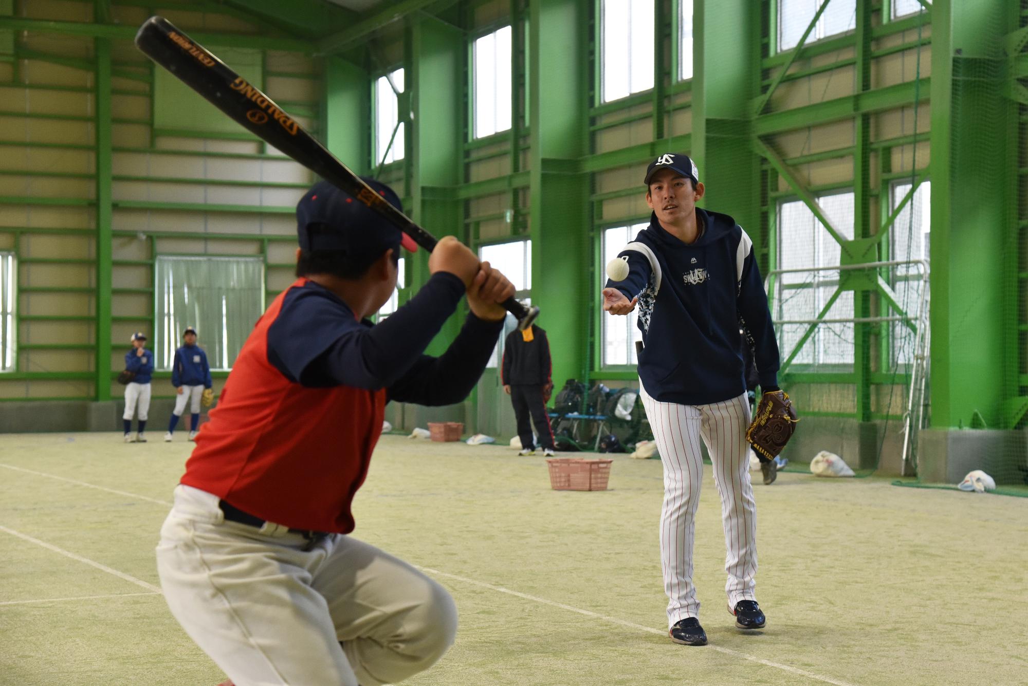 子どもにトスを上げる高梨選手