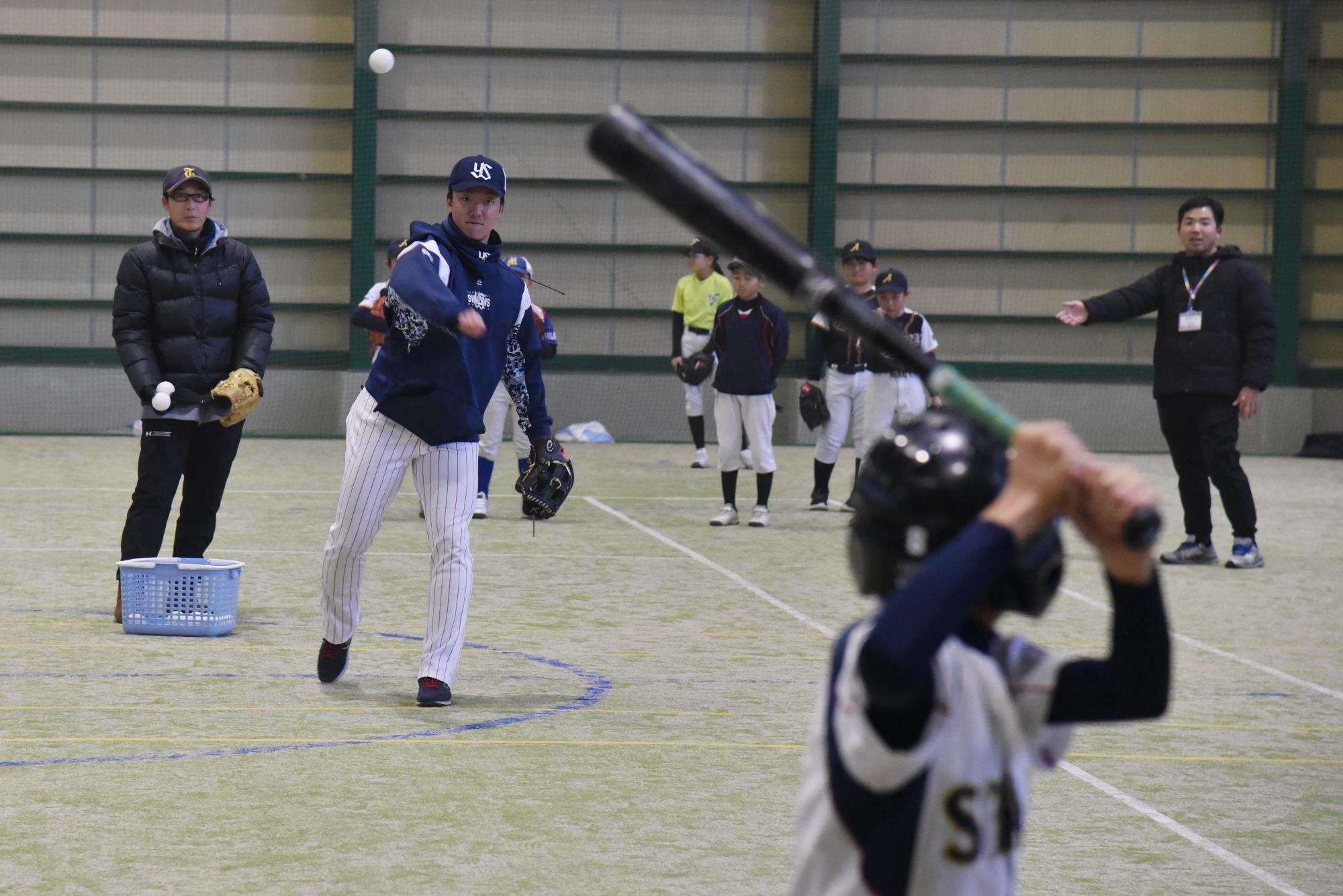 バッティングピッチャーをする吉村選手